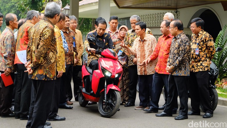 Jokowi saat menguji motor listrik Gesits di Istana. Foto: Andhika Prasetia Jokowi saat menguji motor listrik Gesits di Istana. Foto: Andhika Prasetia