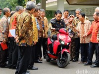 Jokowi dan Rencana Borong 100 Motor Listrik Gesits