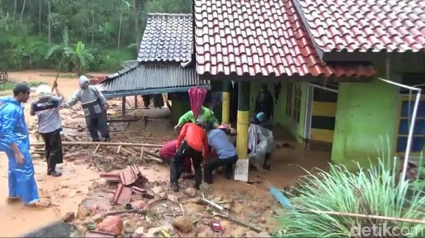 Sempat Tertimbun Lumpur Banjir Bandang Tasikmalaya, 2 Bocah Selamat