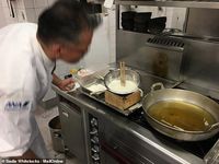 Mantul! Chef Ini Menggoreng Makanan Menggunakan Tangan Kosong