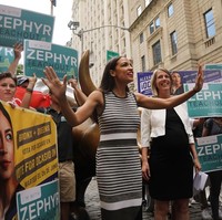 Wanita yang lahir di Bronx, New York City, ini sebelumnya bekerja sebagai bartender dan waitress di wilayah Manhattan. Sementara ibunya jadi pembersih rumah dan supir bus sekolah. Sepeninggal sang ayah, Ocasio dan ibunya berjuang mempertahankan rumah mereka dari penyitaan. Foto: Getty Images