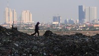 Sampah seringkali dianggap sebagai sesuatu yang tak bermanfaat, kotor dan bau. Di beberapa tempat problem sampah pun masih menjadi momok yang tak terselesaikan.