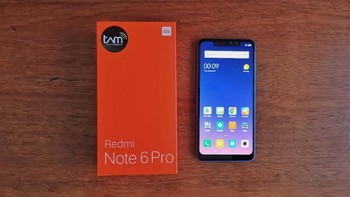 Ponsel ini hadir dalam tiga varian warna, yakni hitam, biru dan rose gold. Foto: Adi Fida Rahman/detikINET