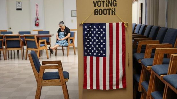 A voter waits for her party to cast their midterm election ballots at the Sisters of The Company of Mary in Tustin, California, U.S. November 6, 2018.  REUTERS/Kyle Grillot