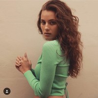 Rowan Atkinson yang lebih dekat dengan sosok Mr. Beannya itu ternyata punya putri cantik yang jarang disorot. Dia adalah Lily Atkinson, hasil pernikahan Rowan dengan Sunetra Sastry. Entah mengapa, Lily kini enggan pakai nama belakang ayahnya lagi. Foto: Instagram (@lilisastry)