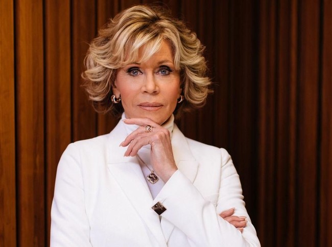 Jane Fonda lahir New York City, New York, AS, pada 21 Desember 1937. Ia memulai karier sebagai aktris dengan membintangi film Tall Story (1960). Karier Jane meroket ketika perannya di film Klute (1972) membuahkan Oscar pertama untuknya sebagai aktris utama terbaik. (Foto: Getty Images)