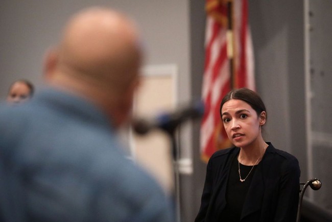 Dalam pemilu pendahuluan pada awal tahun ini, Ocasio-Cortez mengalahkan politikus senior Demokrat, Joe Crowley, yang sudah 10 periode menjabat. Kemenangan itu membuat nama Ocasio-Cortez disorot secara nasional. Foto: Getty Images