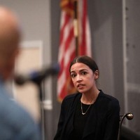 Dalam pemilu pendahuluan pada awal tahun ini, Ocasio-Cortez mengalahkan politikus senior Demokrat, Joe Crowley, yang sudah 10 periode menjabat. Kemenangan itu membuat nama Ocasio-Cortez disorot secara nasional. Foto: Getty Images