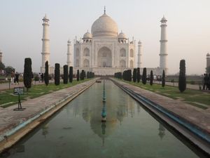 Pesona Romantis Taj Mahal di Agra, India