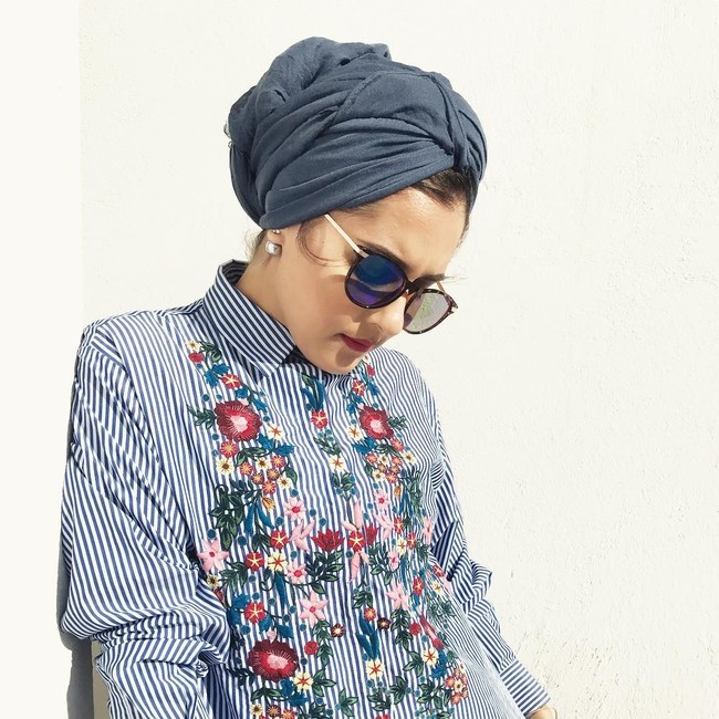 Tahun 2016, Dina Tokio sudah lebih sering mengenakan turban. Ia sudah tidak lagi menutupi lehernya dengan syal. Namun, ia masih menutupi rambut di bagian dahinya. Foto: Facebook/DinaTokio