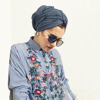 Tahun 2016, Dina Tokio sudah lebih sering mengenakan turban. Ia sudah tidak lagi menutupi lehernya dengan syal. Namun, ia masih menutupi rambut di bagian dahinya. Foto: Facebook/DinaTokio