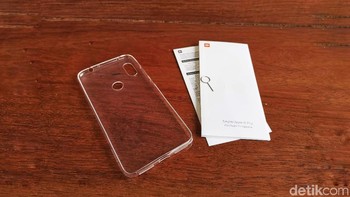 Selain itu diberikan case silikon transparan, jarum pembuka slot SIM Card dan buku petunjuk penggunaan. Foto: Adi Fida Rahman/detikINET
