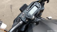 Sedikit singgung area speedometer, kini pakai panel instrumen yang bentuknya kecil buatan Koso. Sedangkan untuk setangnya, pakai jenis fatbar yang membuat posisi pengendara jadi lebih dekat dan terkesan gagah karena tangan yang membuka lebar.
