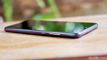 Sisi kanan terdapat tombol power dan pengaturan volume. Foto: Adi Fida Rahman/detikINET