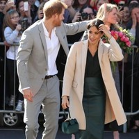 Sementara itu, Meghan Markle terlihat menenteng tas tersebut saat berkunjung ke Sussex bersama Pangeran Harry, akhir Oktober lalu. Pilihannya jatuh pada varian berbahan satin dan berwarna hijau. (Foto: Getty Images)