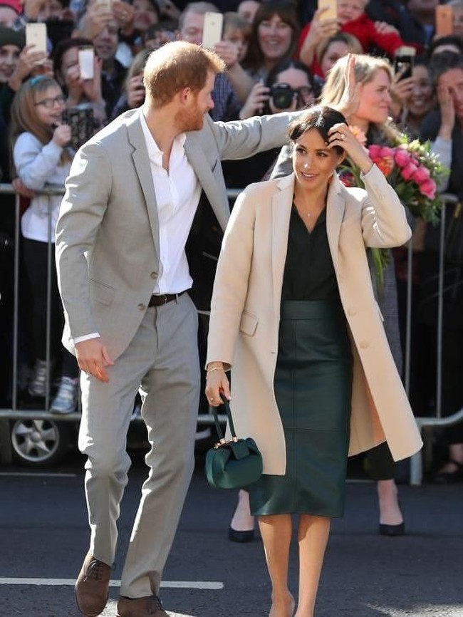 Sementara itu, Meghan Markle terlihat menenteng tas tersebut saat berkunjung ke Sussex bersama Pangeran Harry, akhir Oktober lalu. Pilihannya jatuh pada varian berbahan satin dan berwarna hijau. (Foto: Getty Images)