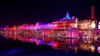 Setiap tahunnya umat Hindu di seluruh dunia merayakan Diwali atau disebut pula dengan Deepavali yang jatuh pada tanggal 6-7 November 2018. Perayaan ini seringkali disebut sebagai festival cahaya yang memiliki makna kemenangan cahaya (kebaikan) atas kegelapan (kejahatan). Pawan Kumar/Reuters.
