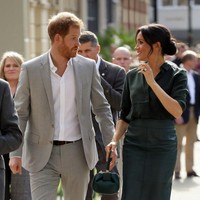 Berbeda dari tote bag pada umumnya, tas Gabriela ini hadir dalam bentuk yang unik. Seperti bucket bag, hanya saja lebih elegan dan mewah berkat material satin dan kulit, berikut aksen emas yang menyanggah gagangnya. (Foto: Getty Images)