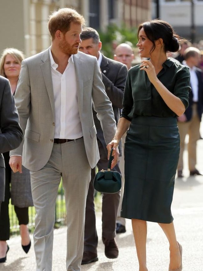 Berbeda dari tote bag pada umumnya, tas Gabriela ini hadir dalam bentuk yang unik. Seperti bucket bag, hanya saja lebih elegan dan mewah berkat material satin dan kulit, berikut aksen emas yang menyanggah gagangnya. (Foto: Getty Images)