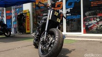 Lantas berapa biaya yang dihabiskan untuk modifikasi Yamaha R1 jadi bergaya streetfighter ini? Saya lupa persisnya. Tapi kira-kira lebih dari Rp 50 juta lah, pungkas Sugi yang kini sedang bikin proyek modifikasi lagi dengan mesin Harley-Davidson.