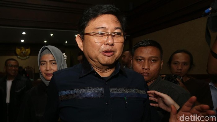 Lucas menjalani sidang perdana di Pengadilan Tipikor Jakarta, Rabu (7/11/2018). Pengacara tersebut sempat mengcungkan kedua jempolnya sebelum sidang.