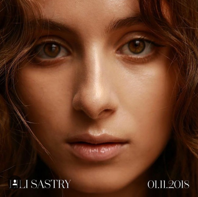 Lily tumbuh jadi gadis cantik. Mengikuti jejak sang ayah, Lily Atkinson juga terjun di dunia entertainment. Namun arahnya bukan ke kemodi. Wanita 23 tahun itu terjun ke dunia teater kabaret dengan menyanyi dan menari burlesque. Foto: Instagram (@lilisastry)