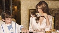 Tak hanya dengan ayahnya, Barron juga menghabiskan waktu makan bersama ibunya. Terlihat Barron asyik bermain mobil-mobilan sementara Melania memantaunya sambil minum secangkir teh.  Foto: instagram @barrrontrvmp
