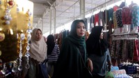 Pembangunan Skybridge Tanah Abang sesungguhnya termasuk juga untuk pembangunan lapak untuk para PKL di sekitar Tanah Abang. Namun, kondisi lapak yang belum resmi dibuka hingga kin mereka masih berjualan ditempat kolong Skybridge Tanah Abang.