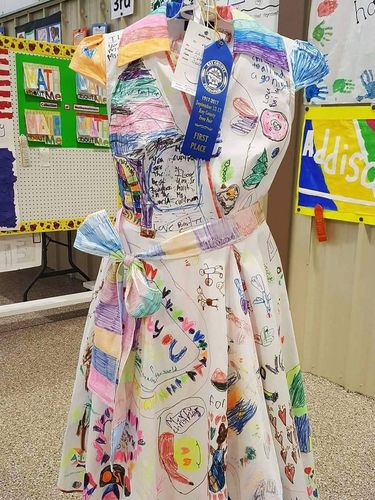 Pakai Gaun yang Dicorat-coret Murid, Guru Cantik Ini Terlihat Memukau