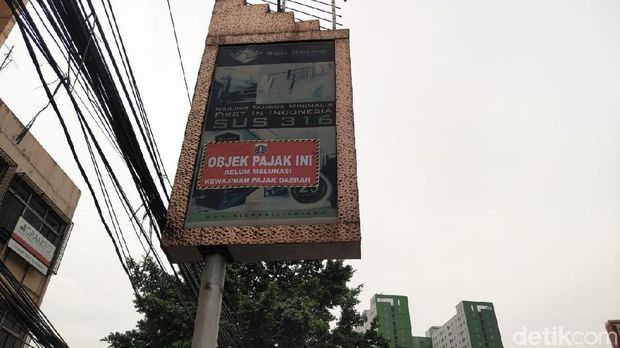 Belum Bayar Pajak, 30 Papan Reklame di Cempaka Putih Disegel