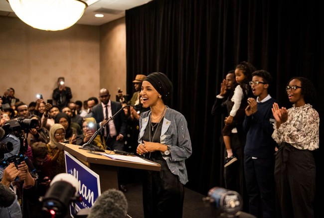 Ilhan Omar, wanita keturunan Somalia ini mengungsi ke Amerika Serikat di usia 12 tahun. Setelah melalui peperangan sipil, ia mengenyam pendidikan di Amerika. Foto: Getty Images