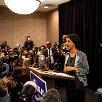 Ilhan Omar, wanita keturunan Somalia ini mengungsi ke Amerika Serikat di usia 12 tahun. Setelah melalui peperangan sipil, ia mengenyam pendidikan di Amerika. Foto: Getty Images
