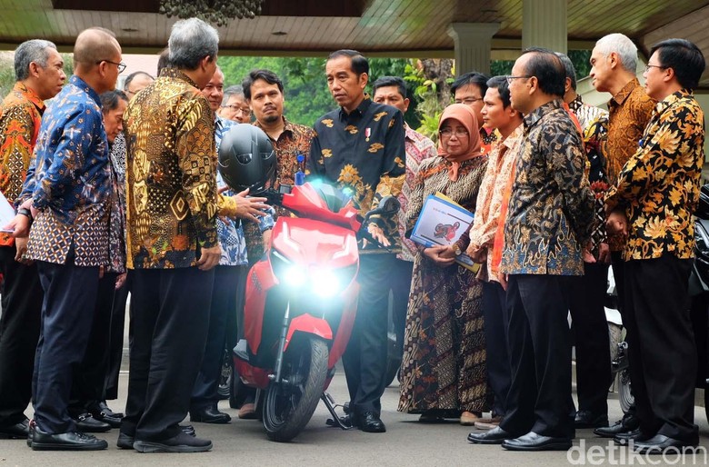 Jokowi Jajal Motor Listrik Gesits. Foto: Andhika Prasetia Jokowi Jajal Motor Listrik Gesits. Foto: Andhika Prasetia