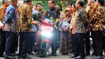 Jokowi Jajal Motor Listrik Gesits
