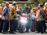 Jokowi dan Rencana Borong 100 Motor Listrik Gesits