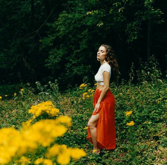 Sejak kecil, Lily sudah menunjukkan bakat aktingnya dengan bermain di sejumlah film, termasuk film yang dibintangi ayahnya, Mr, Bean Holiday dan Johnny English. Namun dia lebih tertarik di dunia menyanyi dan menari sehingga kabaret lebih cocok baginya. Foto: Instagram (@lilisastry)