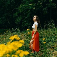 Sejak kecil, Lily sudah menunjukkan bakat aktingnya dengan bermain di sejumlah film, termasuk film yang dibintangi ayahnya, Mr, Bean Holiday dan Johnny English. Namun dia lebih tertarik di dunia menyanyi dan menari sehingga kabaret lebih cocok baginya. Foto: Instagram (@lilisastry)