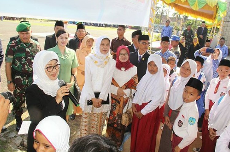 Bupati Indramayu Anna Sophanah dan Anak-anak dalam Satu 