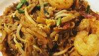 Kway teow dioseng hingga garing, dan semua bumbu menyerap sempurna. Aromanya harum, apalagi dengan tumisan bawang putih dan tambahan udang. Foto: Instagram @akarimba1