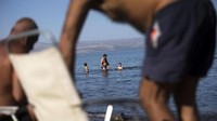 Saat ini, pemerintah Israel berusaha menyelamatkan kawasan perairan danau dengan mengeruk dan membuat pipa pembuangan limbah yang terstruktur. Mereka berharap danau ini bisa kembali cantik dan terjaga pada tahun 2026. (Ronen Zvulun/Reuters)