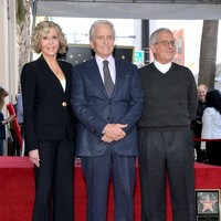 Jane Fonda menghadiri seremoni pemberian Hollywood Walk of Fame kepada rekannya aktor Michael Douglas, di Hollywood Boulevard, California, AS, Selasa (6/11/2018). Meski usianya sudah berkepala delapan, Jane masih terlihat cantik dan bugar. (Foto: Getty Images)