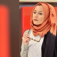Di tahun 2012 hinga 2014, tren hijab pashmina bervolume memang sedang hits. Dina Tokio jadi salah satu trend setter-nya. Ia memadukan hijab tersebut dengan busana kasual sehari-hari. Foto: Facebook/DinaTokio