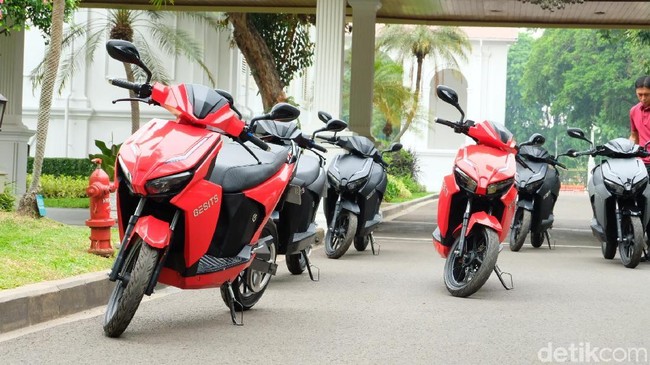 Jokowi dan Rencana Borong 100 Motor Listrik Gesits