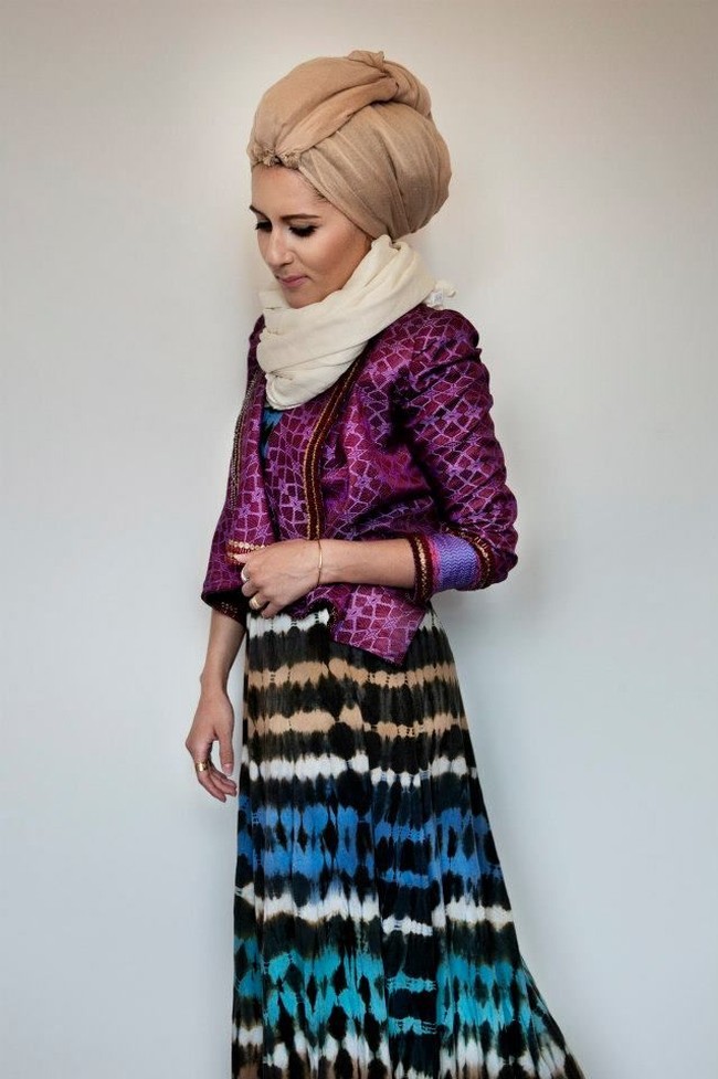 Dina juga pernah memakai busana karya desainer Indonesia, yaitu Dian Pelangi. Ia memadukan kain jumputan dengan songket khas Palembang. Foto: Facebook/DinaTokio