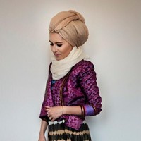 Dina juga pernah memakai busana karya desainer Indonesia, yaitu Dian Pelangi. Ia memadukan kain jumputan dengan songket khas Palembang. Foto: Facebook/DinaTokio