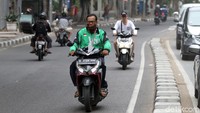 Sudah melawan arah, masih ada saja pengendara motor yang tak menggunakan helm dan alat keselamatan lainnya saat berkendara.