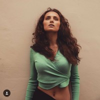 Tak lama dari perceraiannya, Rowan Atkinson pun sudah punya gandengan baru, seorang wanita bernama Louise Ford. Louise bahkan hamil anak dari Rowan dan melahirkan pada akhir tahun 2017. Kabarnya, Lily semakin kesal dengan ayahnya.  Foto: Instagram (@lilisastry)