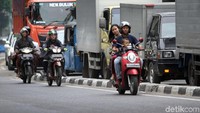 Ada pula pengendara yang nekat melawan arah saat berkendara bersama keluarga lainnya.