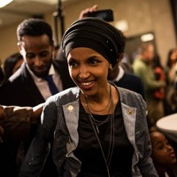 Memiliki karir di bidang politik, ia pun selalu memilih busana formal seperti blazer. Namun, ia menyisipkan aksesori seperti anting dan kalung agar terlihat lebih stylish. Foto: Getty Images