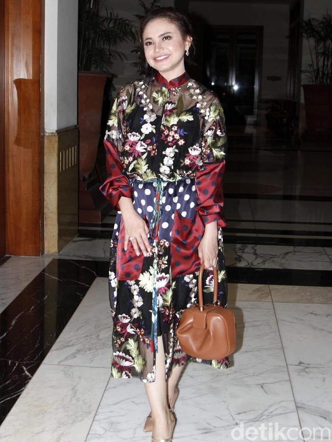 Rossa memakai tas bernama Demi Tote itu saat menghadiri fashion show Studio 133 Biyan di Dharmawangsa Hotel, Jakarta Selatan, Selasa (6/11/2018).  Tas versi berwarna coklat yang terbuat dari kulit menjadi pilihan pelantun Tegar itu. (Foto: Mohammad Abduh/Wolipop)